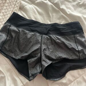 Speed up 2.5 Black foil lululemon shorts